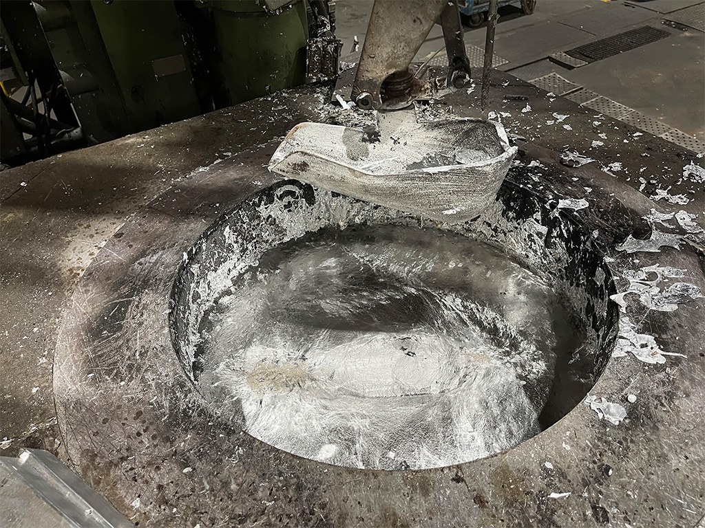 Flüssiges Metall schöpfen